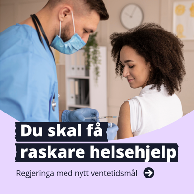 En lege setter en sprøyte på en pasient.