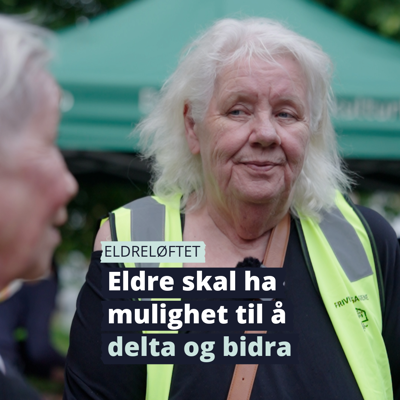 En eldre dame som jobber frivillig