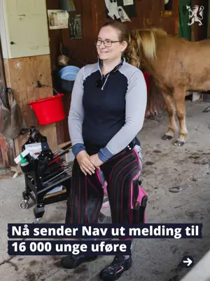 Bilde av en blid jente som står ute i en hestestall.