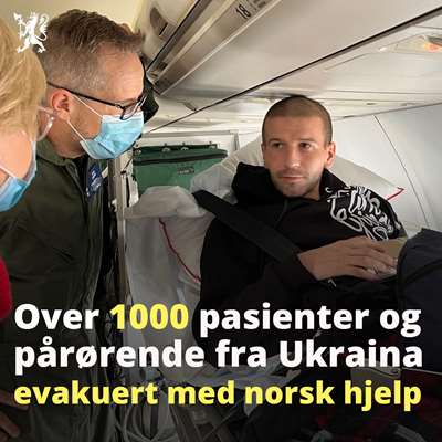 Ukrainsk flyktning som blir evakuert med norsk helsehjelp. Her med helse- og omsorgsminister Ingvild Kjerhol til venstre.