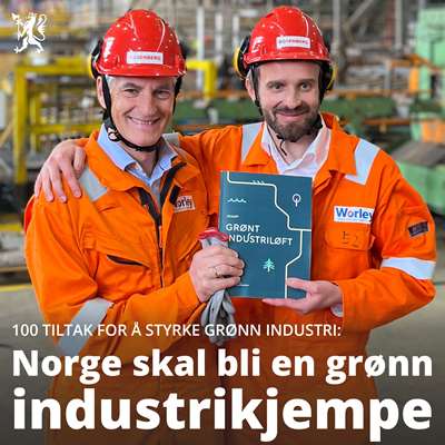 Jonas Gahr Støre og Jan Christian Vestre i oransje kjeledresser og vernehjelmer. Sammen holder de strategien «Grønt industriløft»