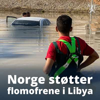 Flom og ekstremvær i Libya. Mann som står ute i en elv.