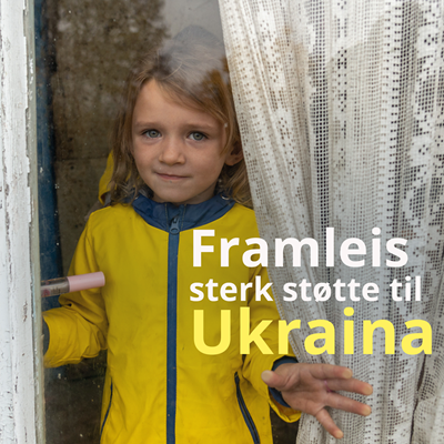 Ei ukrainsk jente som ser ut av vinduet.
