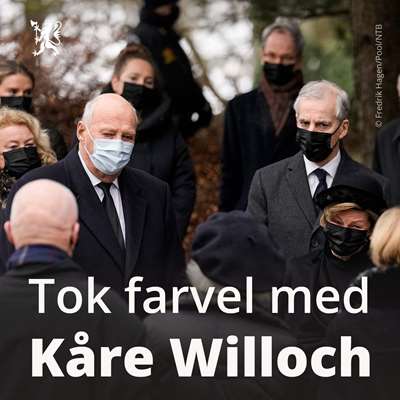 Kong Harald og statsminister Jonas Gahr Støre utenfor Kåre Willochs bisettelse