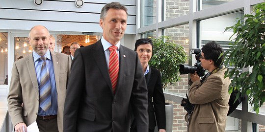 Dag Terje Andersen, Jens Stoltenberg og Heidi Grande Røys på vei til dagens pressekonferanse. (Foto: SMK)