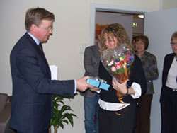 Byråd for barn og utvikling , Torger Ødegaard, overekker styrer Helene Nielsen gave fra Oslo kommune under den offisielle åpningen av MultifunC på Kringsjå i Oslo.