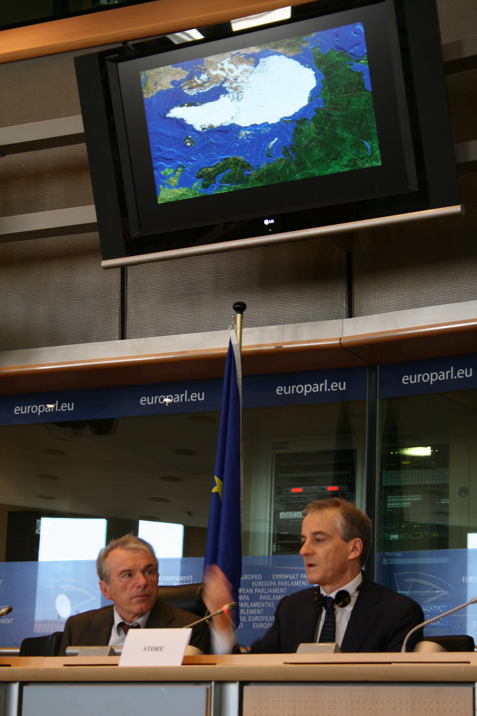 Støre i utenrikskomiteen i Europaparlamentet. Nestleder i komiteen Fiorello Provera til venstre