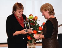 Statsråd Aasrud deler ut Klarspråkprisen 2010 til UDIs direktør direktør Ida Børresen. Foto: Difi