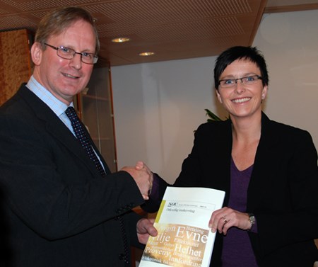 Innkrevingsutvalgets leder Jan Solberg overleverer innstillingen til fornyings- og administrasjonsminister Heidi Grande Røys.