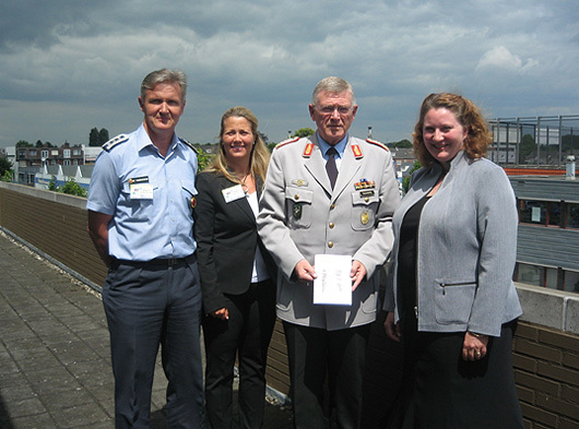 Den norske delegasjonen til PRT-konferansen i Maastricht 2.- 4. juni overleverer en kopi av den norske strategien til General Egon Ramms, Commander Allied Joint Forces Command Brunssum (JFC HQ). Fra venstre: Oberst Helge-Tore Markussen (FD), Mariann Murvoll (UD), General Ramms og Helene Sand Andresen (UD).