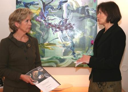 Leder for Forsvarspolitisk utvalg, Siri Bjerke, overleverer rapporten til forsvarsministeren