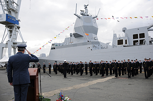 Sjef Forsvarets logistikkorganisasjon, generalmajor Trond R Karlsen, overtar på vegne av Forsvaret den siste fregatten i Nansen-klassen fra verftet Navantia i Spania. - Foto: Per Anders Bjørklund, Forsvaret