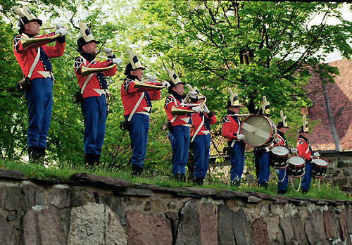 Musikere i gamle uniformer på Akershus festning