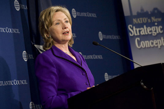 USAs forsvarsminister Hilary Clinton holder innlegg. Foto: NATO