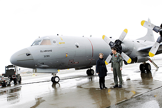 Orion-fly til Adenbukten. Forsvarsminister Grete Faremo, oblt Håvard Berg-Olsen, sjef 333-skvadronen. - Foto: Torbjørn Kjosvold, Forsvaret