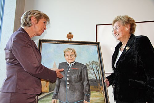 Forsvarsministeren avduket portrettet av Elisabeth Sveri. Foto: Marita I. Wangberg