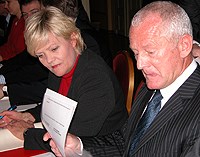 Finansminister Kristin Halvorsen og finansminister Allan R. Bell fra Isle of Man under undertegnelsessermonien i Oslo 30. oktober 2007