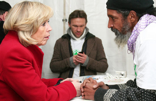 Helse- og omsorgsminister Anne-Grete Strøm-Erichsen i samtale med hiv-smittede Willy-Freddy Shanti på verdens hiv-dag 1. desember.