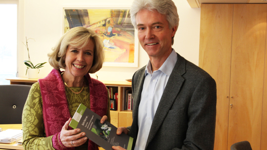 Direktør Geir Stene-Larsen ved Folkehelseinstituttet overrakte rapporten ”Bedre føre var…” til helse- og omsorgsministeren denne uken.