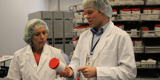 Helse- og omsorgsminister Anne-Grete Strøm-Erichsen sammen med Stig Henning Pedersen i Apokjeden.