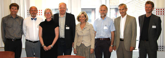 Deltakarane på møtet med helse- og omsorgsministeren var (frå venstre): Direktør John-Arne Røttingen, Nasjonalt kunnskapssenter for helsetjenesten, professor Per Fugelli, Universitetet i Oslo, adm.dir. Bente Mikkelsen, Helse Sør-Øst RHF, helse- og omsorgsminister Anne-Grete Strøm-Erichsen, strategidirektør Stein Kaasa i Helsedirektoratet, direktør Bjørn-Inge Larsen Helsedirektoratet, professor Ole Frithjof Norheim, Universitetet i Bergen