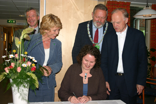 Brustad undertegner avtalen