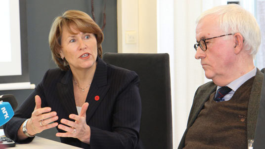 Justis- og beredskapsminister Grete Faremo og utvalgets leder, Georg Fredrik Rieber-Mohn.