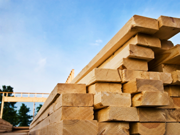 En plankehaug på en byggeplass. Foto: iStock