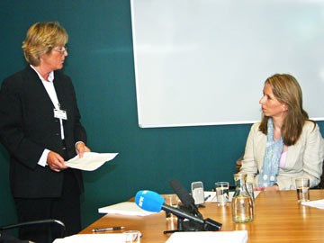 Utvalgsleder Liv Finstad og statssekretær Astri Aas-Hansen.
