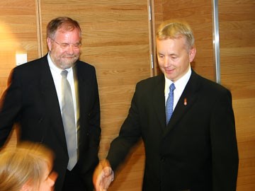 Utvalgets leder, sorenskriver Nils Terje Dalseide, og justisminister Knut Storberget.