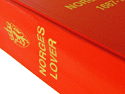 Nærbilde av Norges lover.