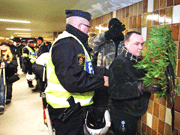 Svensk politi utfører en pågripelse. Foto: Magnus Fröderberg, norden.org