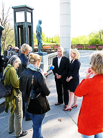 Justisminister Knut Storberget og barne- og likestillingsminister Anniken Huitfeldt presenterer forslaget om å innlemme kvinnediskrimineringskonvensjonen i menneskerettsloven.