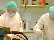 Justisminister Knut Storberget får en praktisk innføring i DNA-analysering under et besøk ved Rettsmedisinsk institutt.