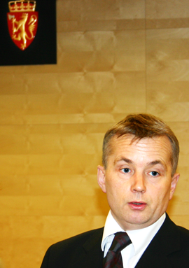 Justisminister Knut Storberget presenterer det nye lovforslaget i lokalene til Borgarting lagmannsrett.