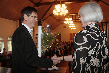 Matematikklærer Odd Heir, Oslo Handelsgymnasium gratuleres av Tora Aasland.