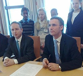 Bård Vegar Solhjell og Jens Stoltenberg sammen med elever