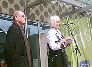 Forsknings- og høyere utdanningsminister Tora Aasland og den ene av årets Abelprisvinnere