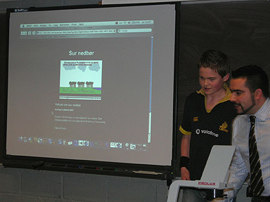 Daniel Villadsen viser filmen han har laget om sur nedbør.