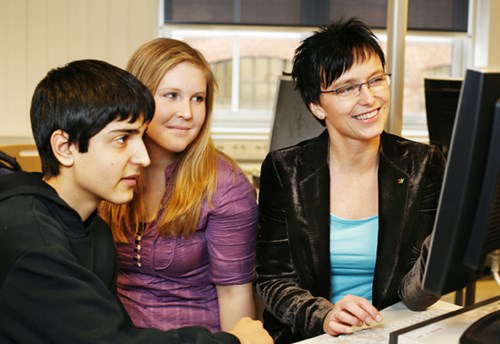 Statsråd Heidi Grande Røys sammen med to elever fra Elvebakken skole i Oslo.