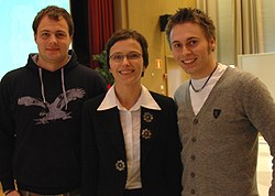 Fornyingsminister heidi Grande Røys sammen med jordskiftestudentene Nils Martin Seim og Carl Inge Wathne