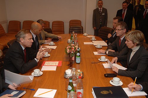 Møte mellom forsvarsminister Strøm-Erichsen og NATOs generalsekretær
