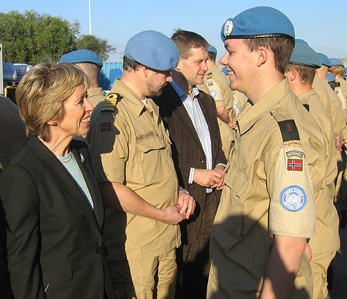 Forsvarsministeren inspiserer norske mannskaper i Limassol