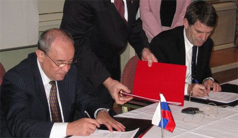 Delegasjonslederene Krog og Izmajlov signerer avtalen