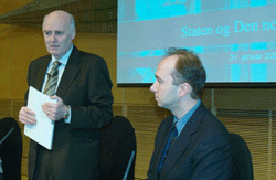 Utvalgsleder Kåre Gjønnes overleverte stat/kirkeutvalgets innstilling til kirkeminister Trond Giske 31.01.06. Foto: Kirkens Informasjonstjeneste