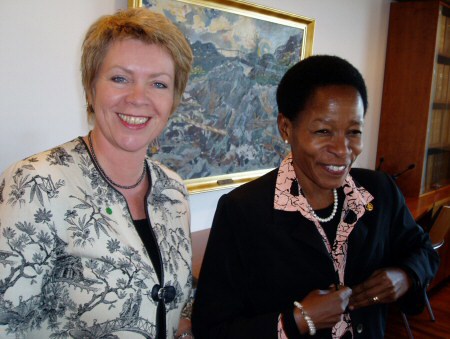 Åslaug Haga og Anna Tibaijuka.