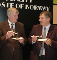 Tysk og norsk landbruksminister smaker på reinkjøtt. Foto: Arne Rød