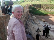 Miljøvernminister Helen Bjørnøy foran dammen som samler regnvannet i Utooni i Kenya
