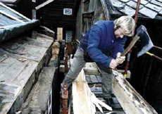 Gamle håndtverksmetoder er tatt i bruk under istandsetting av gamle hus på på Vega. Foto: Riksantikvaren/Ellen M. Devold