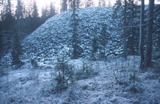 Over 300 års gruvedrift produserte store mengder stein som ble lagt i digre slagghauger. Foto: Norsk Bergverksmuseum